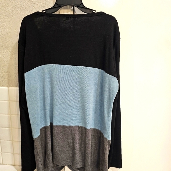 Amazon Tunic with Cut out Neckline & Twist Knot Black, Blue & Gray. 2XL EUC - Picture 6 of 9